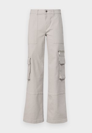 Pantaloni cargo grigio chiaro con gambe larghe, multiple tasche e finitura in tessuto texturizzato. Caratterizzati da cuciture in vista e chiusura con bottone.