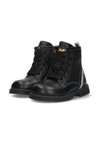 Botines de cuero negro con cordones negros, lados texturizados y una suela resistente. Presenta un logo dorado y acentos de estampado animal en el talón.