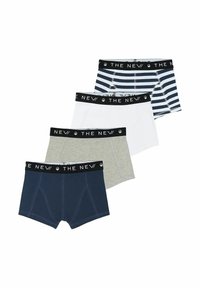 Quatre paires de boxers : bleu marine, gris clair, blanc et rayé bleu marine/blanc. Comprend une ceinture noire avec le logo "THE NEW" et des détails cousus.