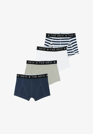 Patru perechi de boxeri: bleumarin, gri deschis, alb și cu dungi bleumarin/alb. Prezintă un elastic negru cu logo-ul "THE NEW" și detalii cusute.