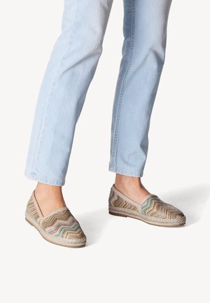 Buty wsuwane z odkrytymi palcami, ozdobione wielokolorowym wzorem w jodełkę, beżowymi elastycznymi akcentami po bokach oraz plecioną teksturowaną podeszwą. Odpowiednie do codziennego noszenia.