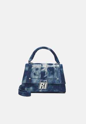 Sac à main en denim à forme structurée, de couleur bleu foncé avec des accents tie-dye plus clairs. Dispose d'une poignée supérieure et de ferrures argentées avec un logo.