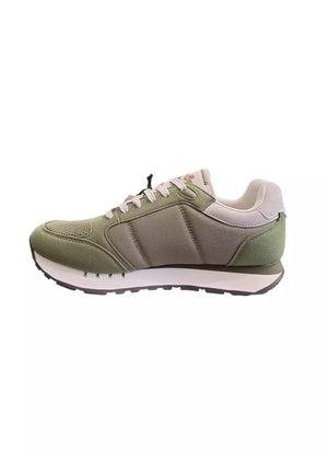 Sneaker verde con tomaia in tessuto testurizzato, pannelli in rete e suola bianca. Presenta lacci neri e accenti di design minimalista.