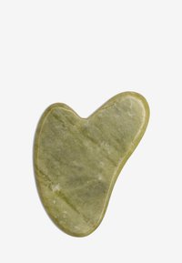 Grünes Jade-Gesichtswerkzeug, unregelmäßige Herzform mit glatter Oberfläche und leichtem Schimmer, ausgestattet mit Adermustern und natürlicher Textur.