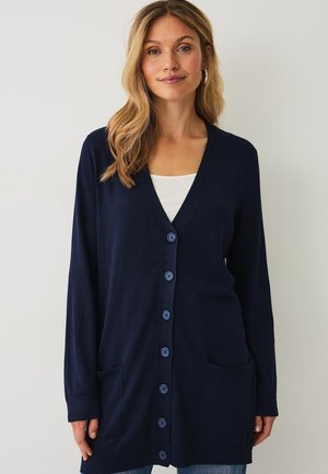 Marineblå cardigan med lange ærmer, v-hals, knaplukning, to forlommer og en blød tekstur, lavet af letvægtsstof.
