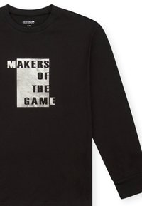 Schwarz langärmliges T-Shirt aus Baumwolle mit einem weißen Grafikdruck und dem Text "MAKERS OF THE GAME" in fetten Buchstaben.