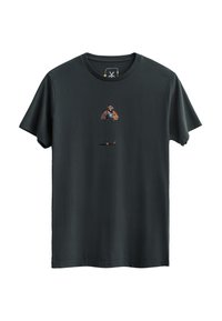 Zwarte katoenen t-shirt met een kleine grafische afbeelding in het midden die een cartoonfiguur afbeeldt die een hoed en laarzen draagt.