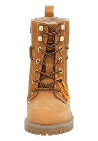 Botas de ante de color marrón con cordones, que cuentan con ojales dorados, un cuello forrado de piel sintética y una suela con dibujo. Incluye una etiqueta de marca naranja en el lateral.