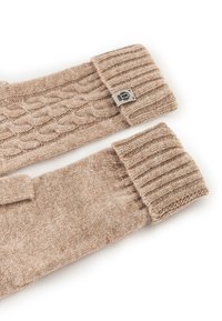 Beige gestrickte fingerlose Handschuhe mit Zopf- und Ripp-Mustern, ausgestattet mit einem gewebten Etikett am Bündchen. Weicher Stoff und warmes Design.
