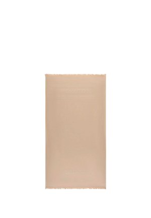 Sciarpa rettangolare beige con logo "GUESS" discretamente impresso e frange corte su entrambe le estremità, mostrata distesa su sfondo bianco.