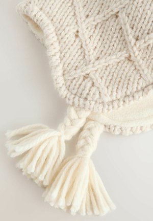 Pleteni kremni material z teksturiranim diamantnim vzorcem, ki ima spodaj dodana dva pletena resica za boljšo podrobnost.