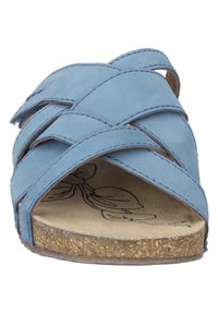 Blauwe leren sandaal met een geweven bandontwerp, kurken zool en een getextureerde binnenkant. Open teen stijl met een comfortabele pasvorm.