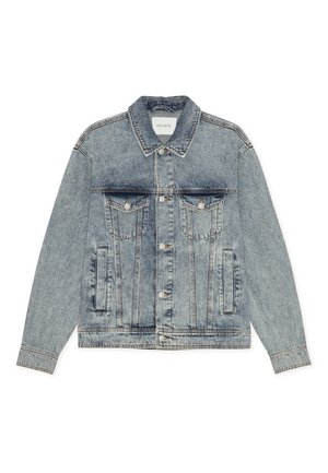 Φωτεινό γαλάζιο τζιν μπουφάν με κλασικό κόψιμο, κλείσιμο με ασημένια κουμπιά, τσέπες στο στήθος, πλαϊνές τσέπες και εμφανείς ραφές.