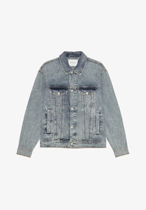 Gaiši zila džinsa jaka ar klasisku griezumu, sudraba pogu aizdari, krūšu kabatām, sānu kabatām un redzamām šuvju detaļām.