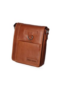 Borsa a tracolla in pelle marrone con tasca frontale, dettaglio in metallo a forma di anello, texture liscia e accenti cuciti. Tracolla regolabile per facilità d'uso.