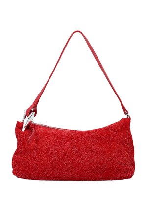 Rød skuldertaske med tekstur, tynd rem og sølvspænde på en ensfarvet hvid baggrund.