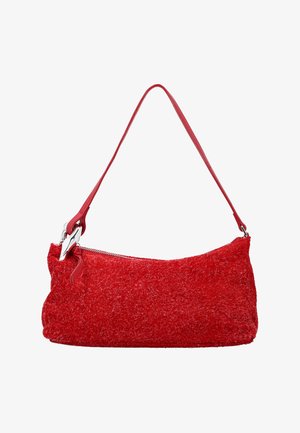 Rote Schultertasche mit Textur, dünnem Riemen und silberner Schnallendetail, vor schlichtem weißen Hintergrund.