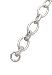 Silbernes Kettenarmband mit ineinander verschlungenen runden Gliedern, verziert mit kleinen klaren Strasssteinen an ausgewählten Gliedern, glatte Oberfläche.
