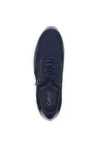 Sneaker blu navy con tomaia in tessuto morbido, lacci e zip laterale. Presenta una suola imbottita e una punta arrotondata.