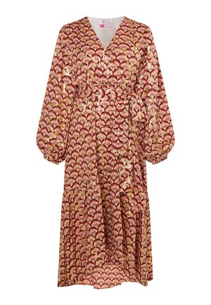 Rode wikkeljurk met lange pofmouwen, voorzien van een gouden waaierpatroon en een gelaagde zoom. Gemaakt van een lichtgewicht stof met een zachte textuur.