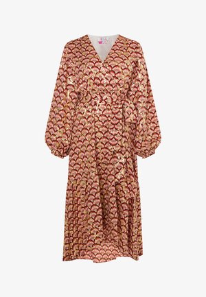 Rode wikkeljurk met lange pofmouwen, voorzien van een gouden waaierpatroon en een gelaagde zoom. Gemaakt van een lichtgewicht stof met een zachte textuur.