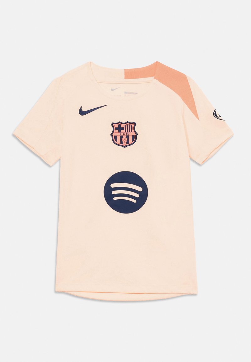 Camisa de manga curta cor pêssego feita de tecido leve, com um emblema do Barcelona em azul marinho e o logótipo do Spotify na parte da frente, com detalhes em contraste.