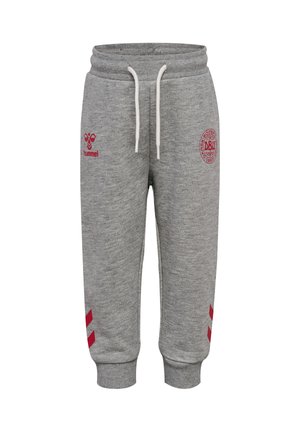 Grijze peuter joggingbroek met elastische tailleband, witte trekkoorden, rood hummel-logo op de linker dij, sportclubembleem op de rechter dij en rode chevrons bij de boorden.