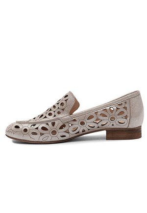 Jasnobeżowy mokasyn z niskim drewnianym obcasem i misternymi, kwiatowymi wzorami wycinanymi laserowo na górnej części oraz bokach.