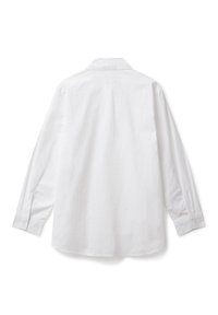 Camicia bianca a maniche lunghe, vista da dietro, con colletto classico e polsini abbottonati su uno sfondo bianco.