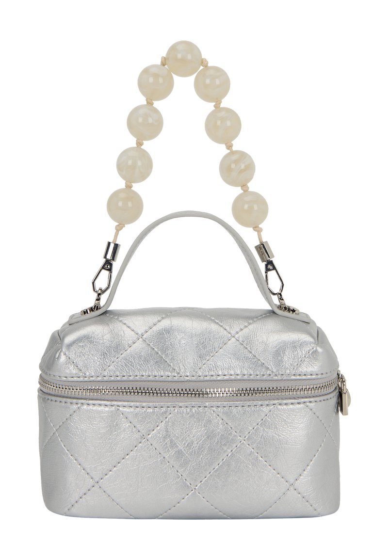 Sølv quiltet mini taske med et topgreb, der har en dekoreret ivory perlestrap og metallisk lynlås. Kompakt og struktureret design.