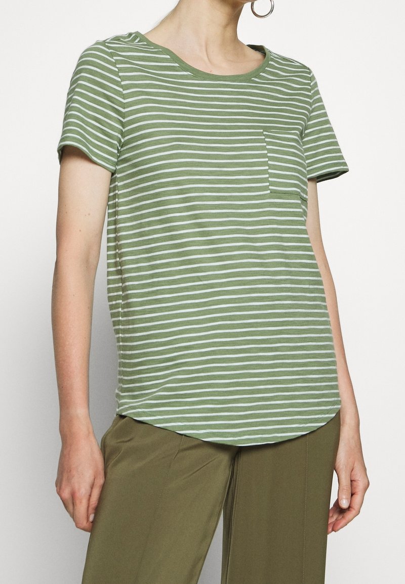 T-shirt à rayures vertes en coton doux, col rond, manches courtes, avec une poche poitrine, ourlet arrondi, rayures blanches horizontales.