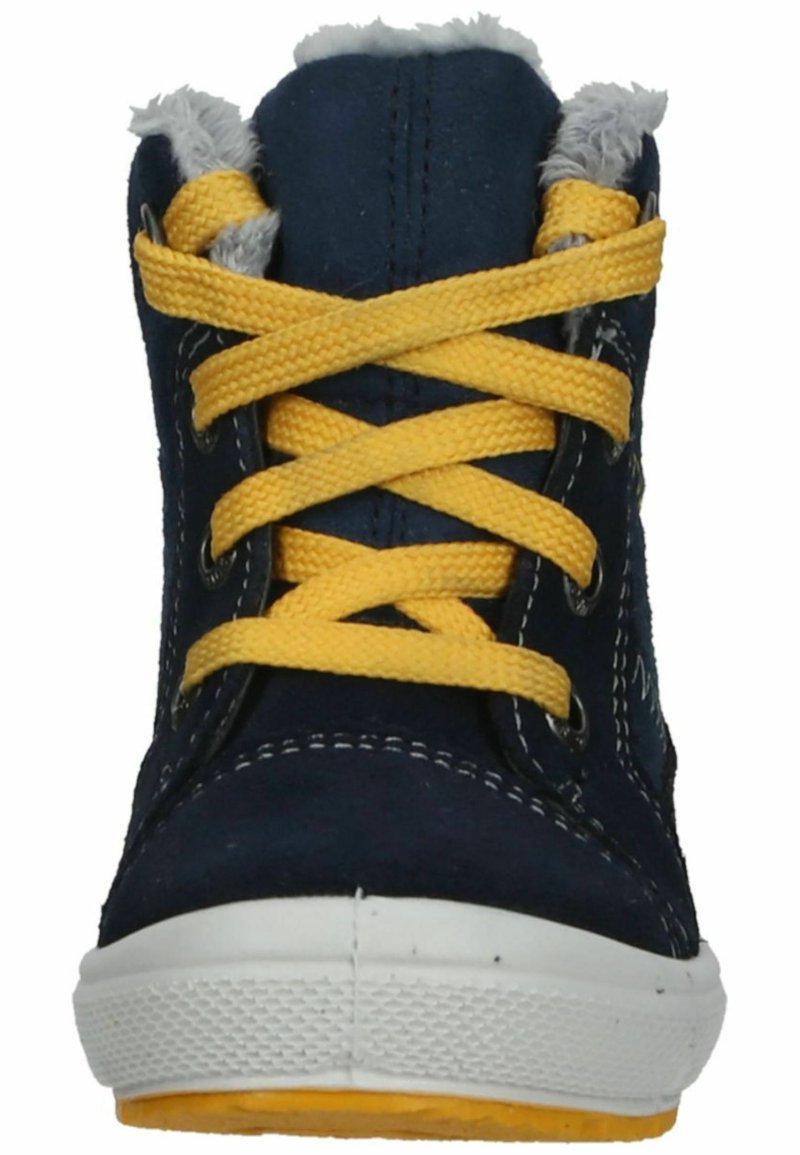 Dunkelblaue Sneaker mit gelben Schnürsenkeln, weißer Sohle und grauem Fellfutter um den Knöchel, von vorn betrachtet.