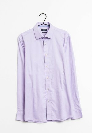 Jasnofioletowa, długorękawowa koszula na guziki na czarnym wieszaku na białym tle, kołnierzyk złożony w dół.