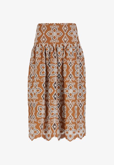 Fustă maro cu suprapunere de dantelă albă cu motive florale, talie înaltă, material strâns și tiv zimțat.
