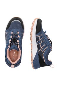 Scarpe da ginnastica blu in materiale a rete, con accenti neri a contrasto, lacci rosa e suole in gomma testurizzata per una migliore aderenza. Design con punta arrotondata.
