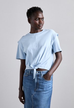 MICA TIE TEE - T-shirts - light blue