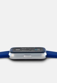 Blauwe smartwatch met een rechthoekige wijzerplaat, zilveren metalen rand, zwart touchscreen-display en een zijknop. Verstelbare blauwe siliconen band.