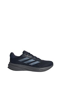 Zapatillas de running en malla de color azul oscuro con un acabado texturizado. Presenta tres franjas laterales de color azul claro, un collar acolchado y una suela de goma.
