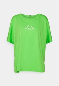 Camiseta de algodón verde con un corte relajado, cuello redondo y mangas cortas. Presenta un logo blanco con banderas cruzadas en el frente.