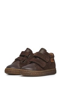 Scarpe per bambini in suede marrone e pelle con doppie cinghie in Velcro, suola in gomma marrone testurizzata e una piccola etichetta logo di lato.