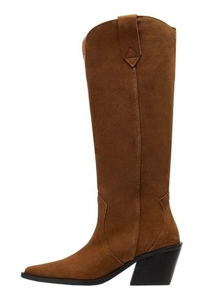 Hoher brauner Cowboy-Stiefel aus Wildleder mit spitzer Zehe, schwarzem Blockabsatz und Zugschlaufe oben.