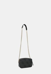 Borsa a tracolla compatta nera con tracolla a catena, motivo a logo impresso, forma rettangolare e texture liscia. Chiusura a zip superiore.