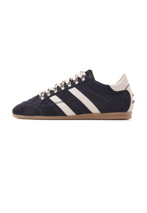 Lavprofileret mørkeblå sneakers med hvide sidelister, beige hælkappe, hvide snørebånd og brun sål, vist fra siden på hvid baggrund.
