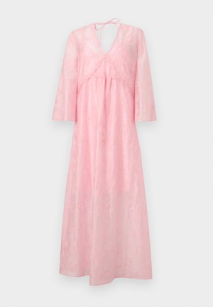 Ροζ μακρύ φόρεμα με βαθύ V-λαιμόκοψη και δέσιμο στη πλάτη. Κατασκευασμένο από ελαφρύ ύφασμα, με περίτεχνη κεντητή λουλουδένια διακόσμηση και μακριά μανίκια.