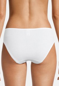 Weiße, gerippte Baumwollunterhosen mit mittelhohem Bund. Weiche Textur und nahtlose Kanten für optimalen Komfort.