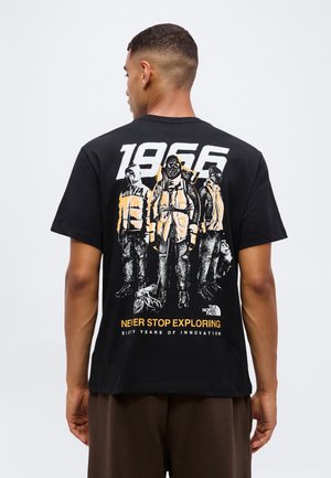 The North Face, 60TH ANNIVERSARY RELAXED SHORT SLEEVE TEE GRAPHIC UNISEX - Camiseta estampada - black