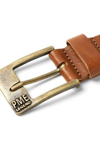 Ceinture en cuir marron avec une boucle en laiton gravée "PME Legend" et des coutures détaillées sur la sangle en cuir près de la boucle.