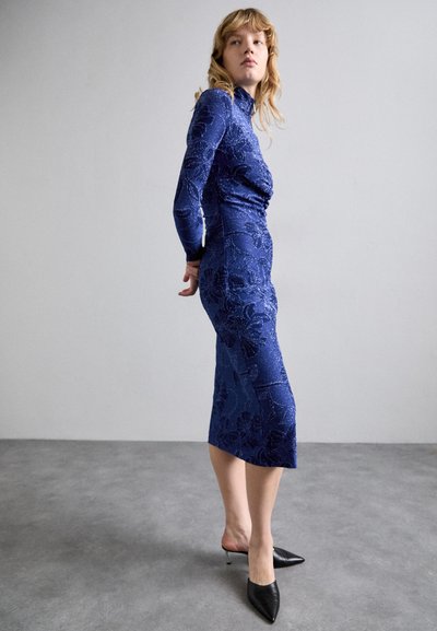 Stine Goya GATHERED LONG SLEEVE MIDI DRESS - Etuikleid - blue/multi-coloured
