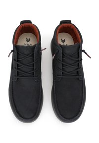Scarpe nere stringate realizzate in un materiale morbido e testurizzato, con un rivestimento interno rosso a contrasto. Presentano suole robuste e accenti del logo discreti.