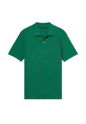 Grünes Polo-Shirt mit kurzen Ärmeln, Kragen, Zwei-Knopf-Leiste und kleinem roten gesticktem Logo auf der linken Brust.